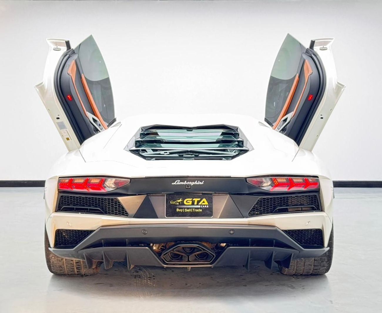 Lamborghini Aventador 2017 Lamborghini Aventador S Roadster, Lamborghini Service History, Excellent Condition, GCC