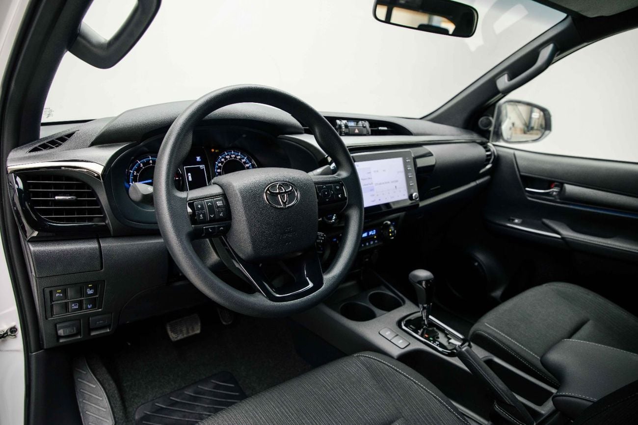 تويوتا هيلوكس Adventure 4.0L - Platinum White Inside MLM Black | Export Only