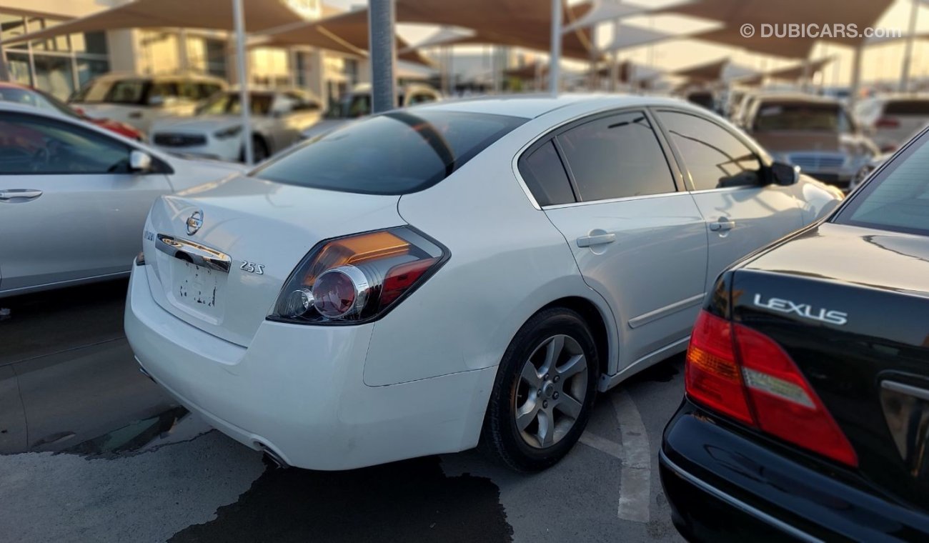 Nissan Altima Very clean