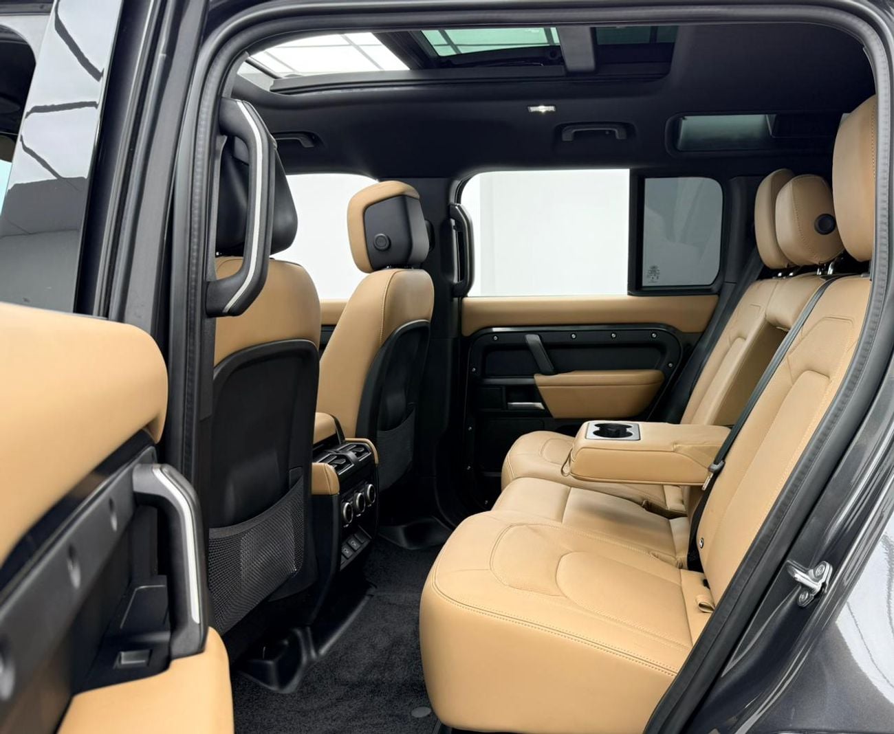 لاند روفر ديفندر P400 110 X-Dynamic SE 3.0L (5 Seater)