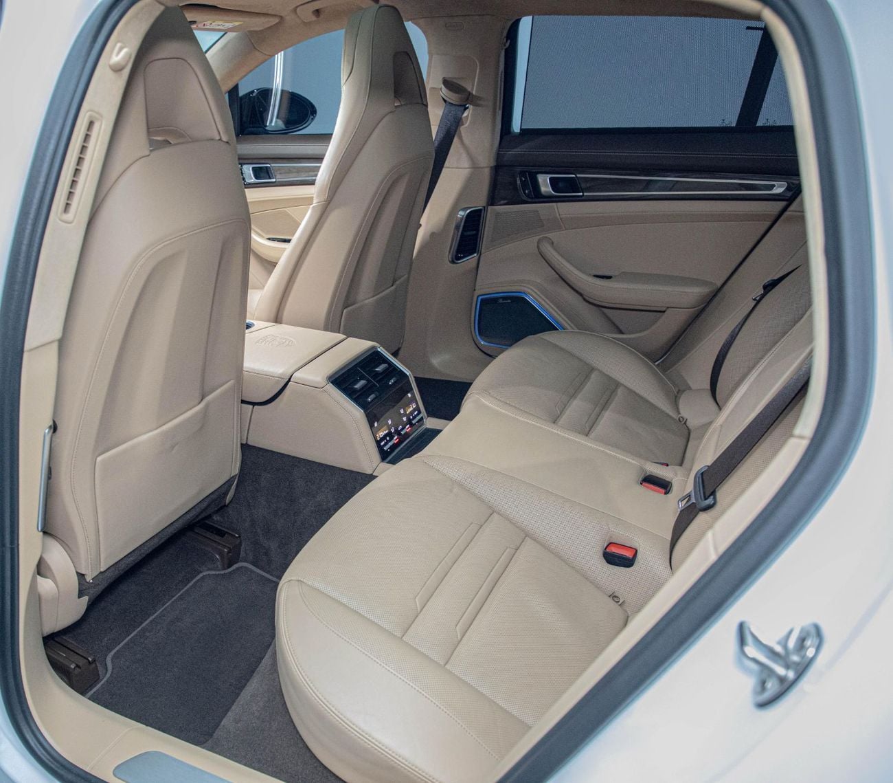 Porsche Panamera Turbo Sport Turismo 4.0L AWD Sport Turismo • 550 BHP • Warranty + Service Contract Available • GCC