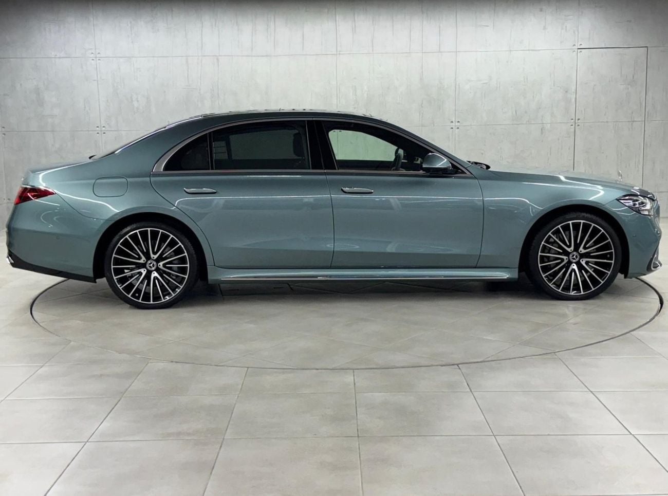 Mercedes Benz S500 4MATIC L 4MATIC - Brand New - GCC Specs - Warranty Available