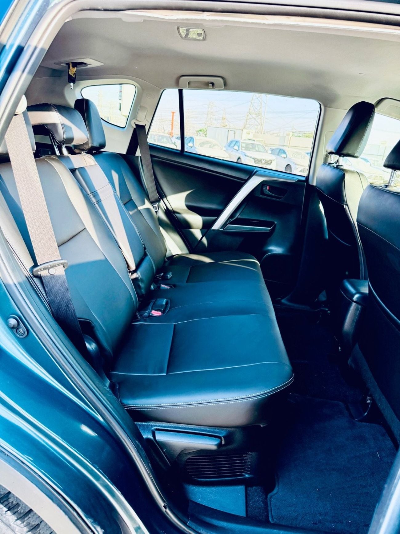 Toyota RAV4 LE 2.5L Cylinder 4 Hybrid Automatic 5 Seats 5 Doors