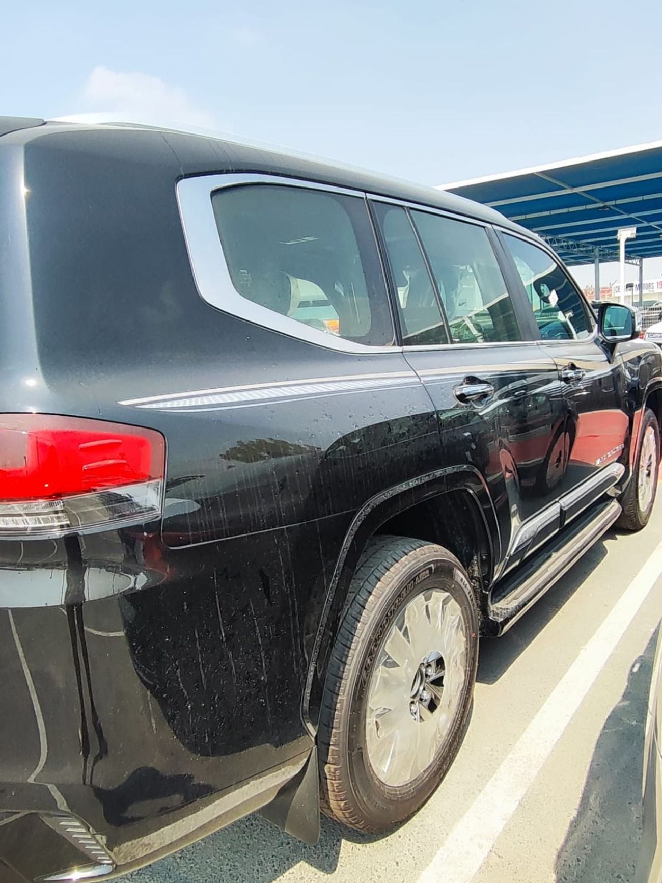 Toyota Land Cruiser VX TOYOTA Land Cruiser VX 4.0 P AT Omani SPECS Fully Loaded| Soft door close | JBL| Back LED lighting|