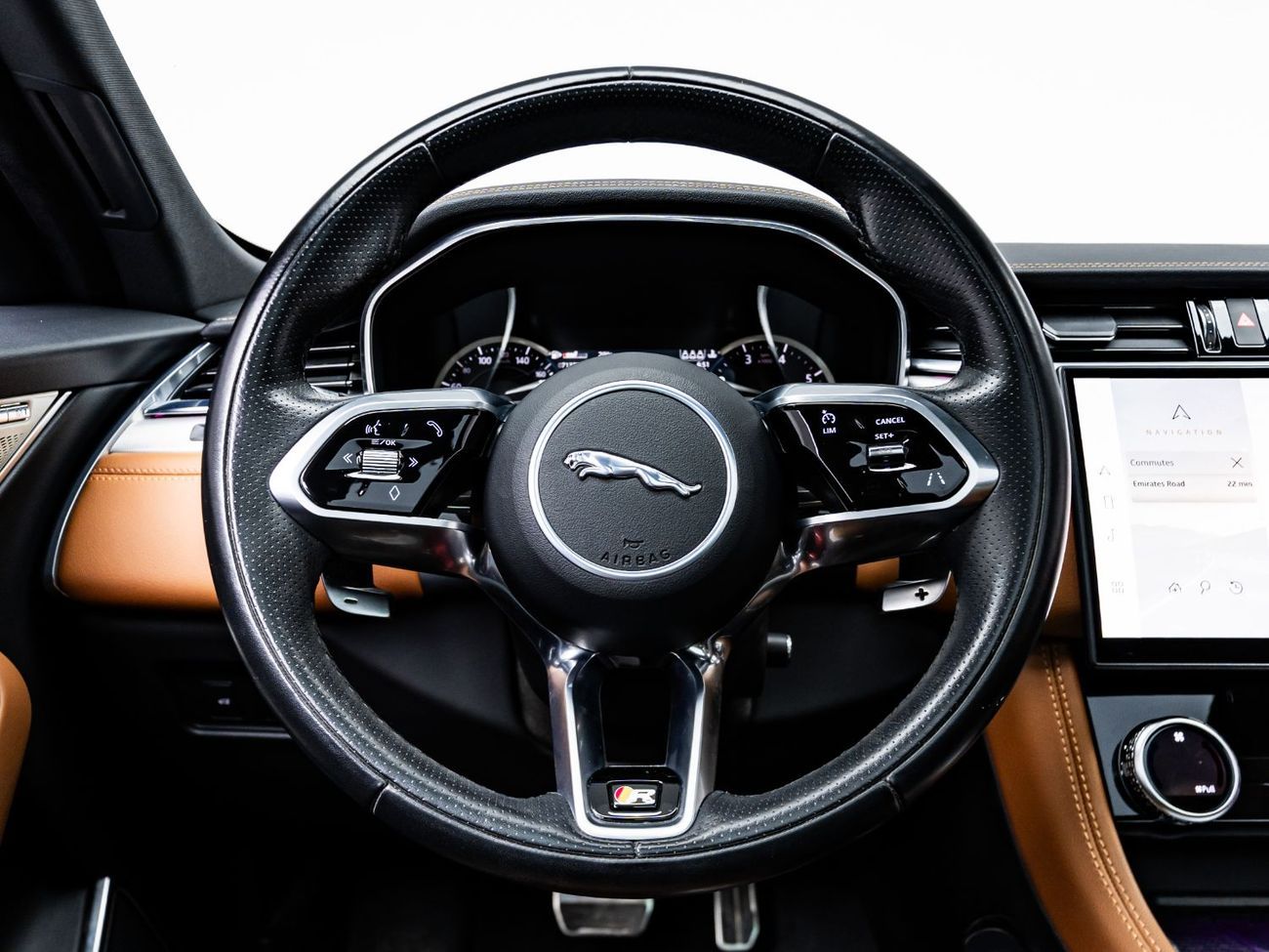 جاكوار F بيس R-Dynamic SE 2.0L