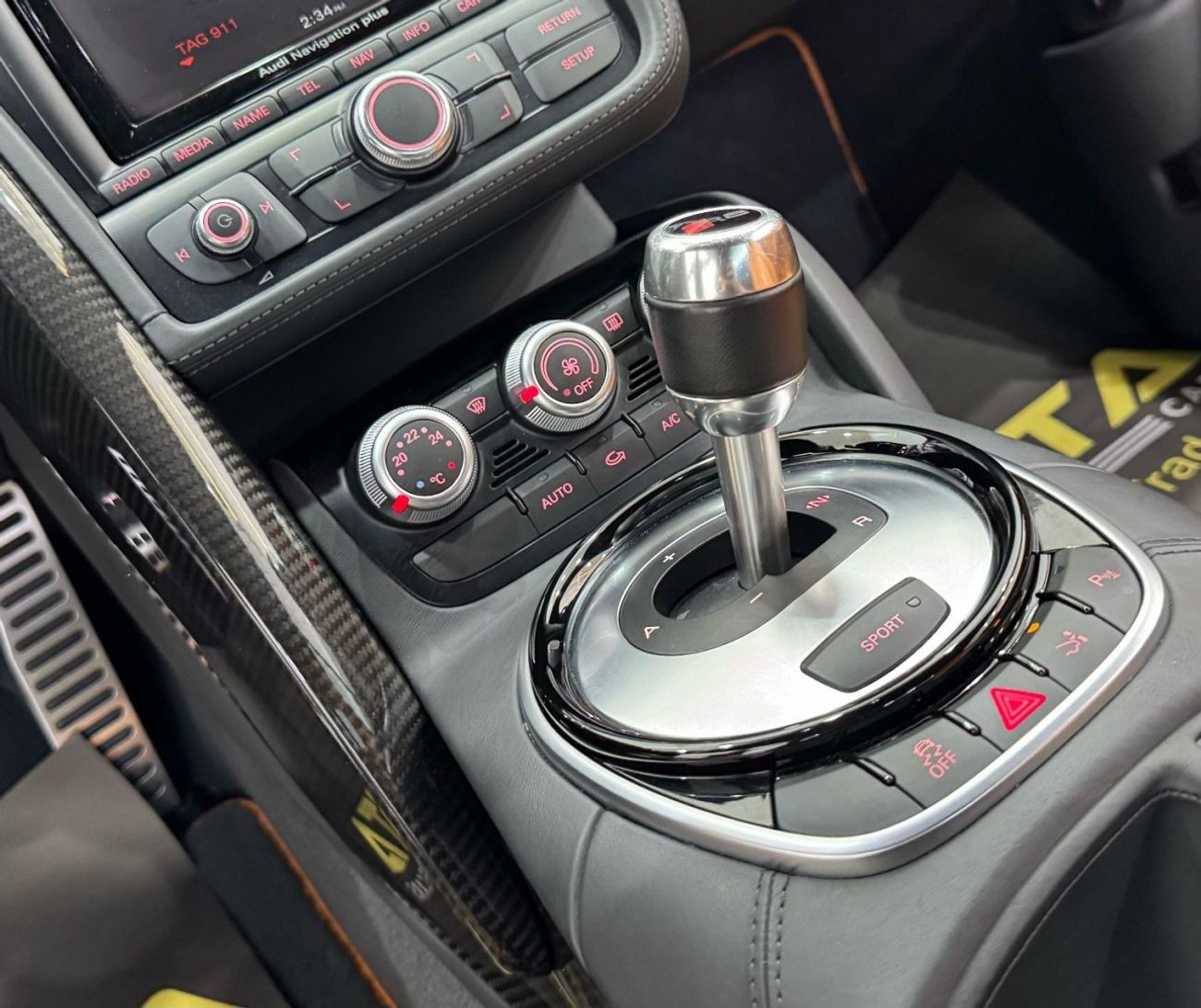 Audi R8 V8 AWD 4.2L (430 HP) 2015 Audi R8 Quattro Coupe V8, Full Service History, Carbon Fiber Package, Very