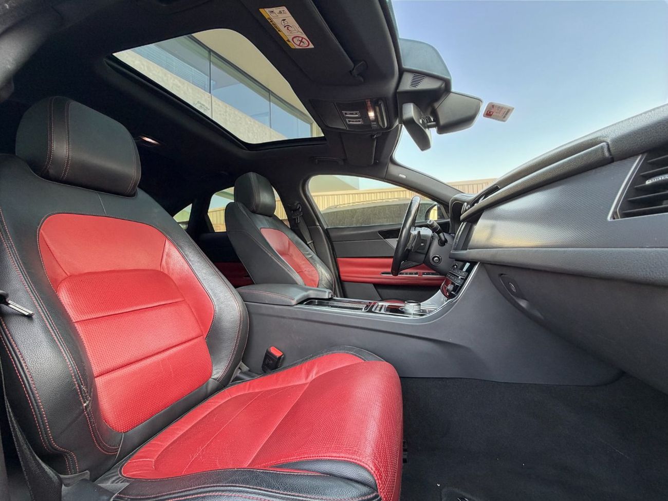 Jaguar XF R-Sport 2.0L Sedan JAGUAR XF R-SPORT | 2016 | GCC SPECS | 2.0L TURBO | AED 35,000