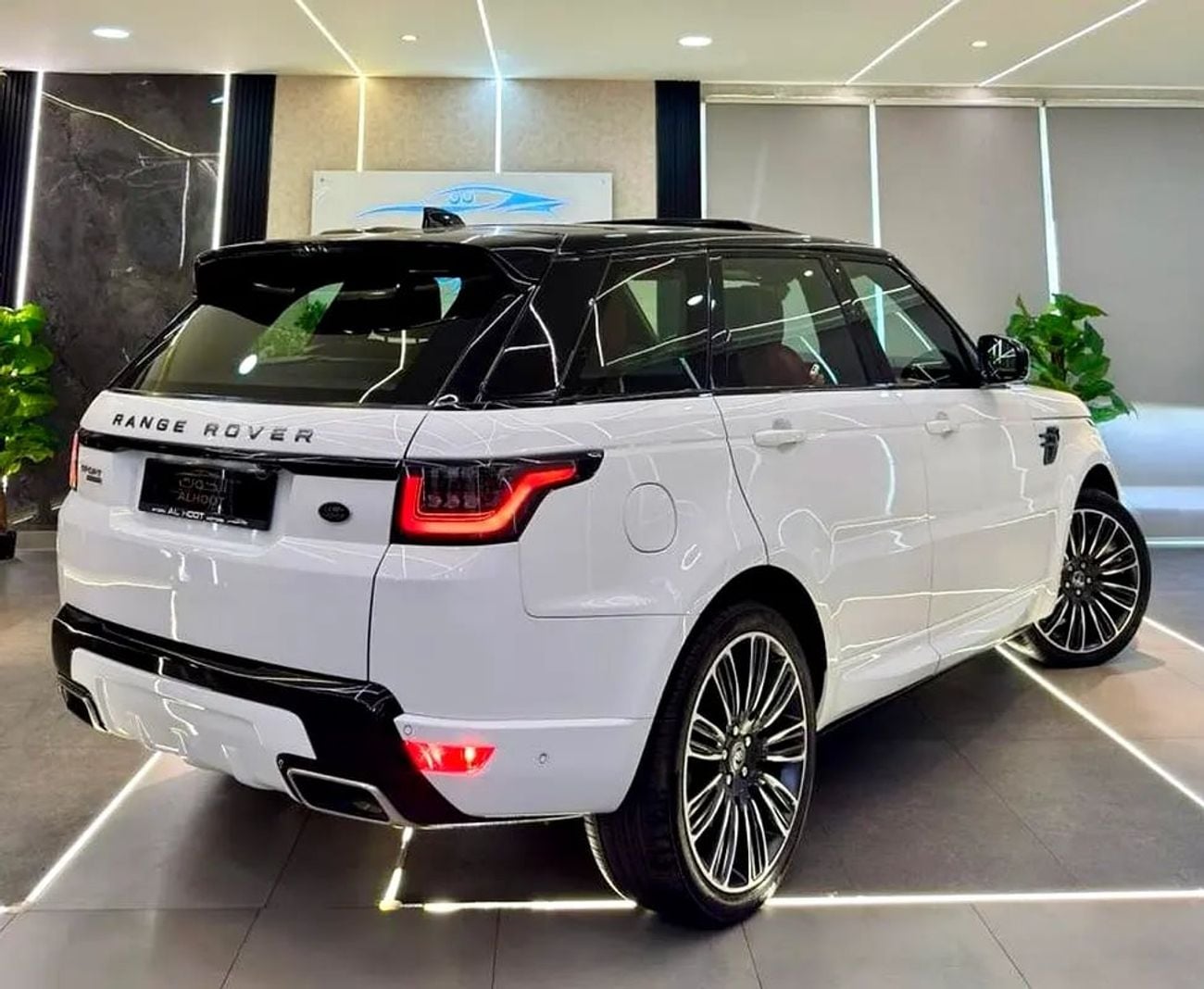 Land Rover Range Rover Sport HSE DYNAMIC AUTOBIOGRAPHY || GCC II FULLY LOADED I| PANORAMIC I| F.S.H || SCREENS II FOOTSTEPS