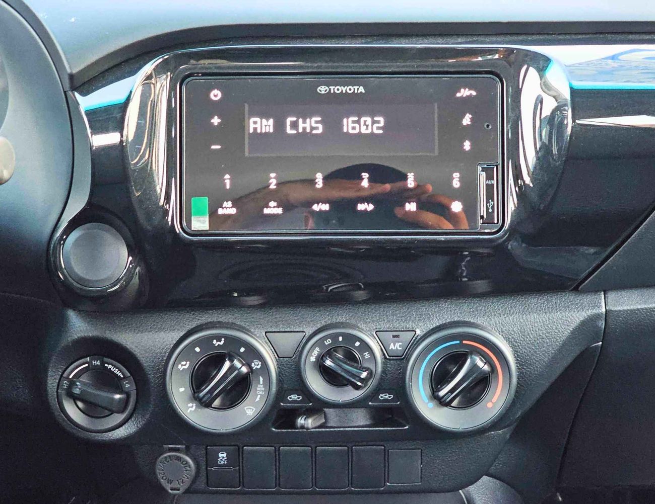 Toyota Hilux DLX-G1 | NARROW BODY | M/T | 2.4L V4 DIESEL | 4WD (CODE # DLX-G1)