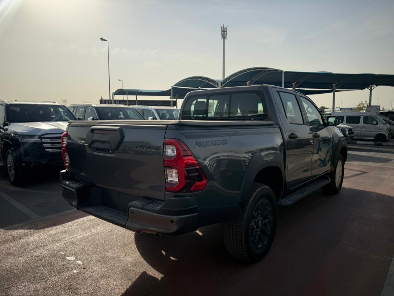 تويوتا هيلوكس with compressor, wireless charger, trunk shutter