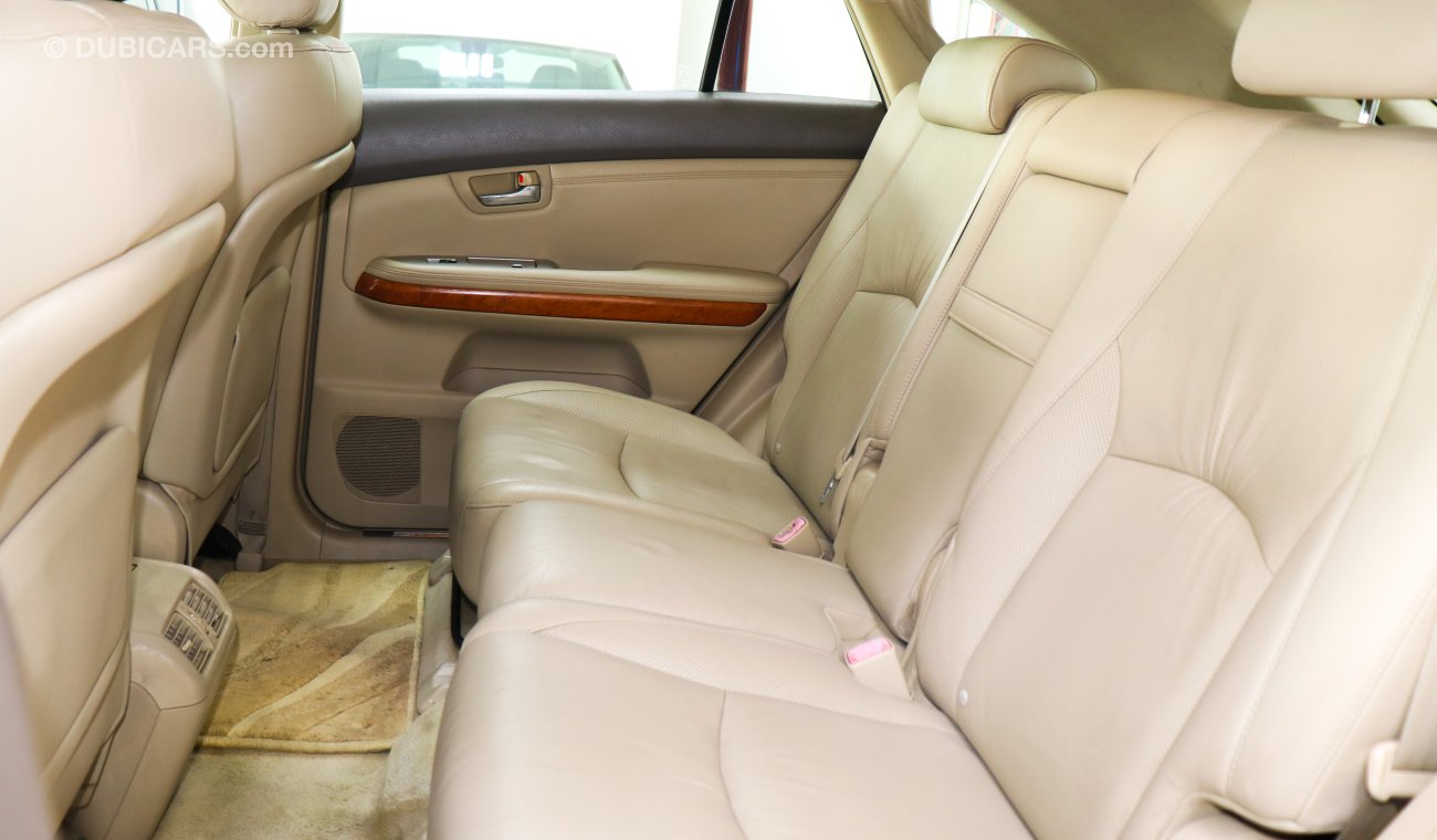 Lexus RX 330 gcc four wheel drive mid option warranty on year 7 seats original km  Arabic
