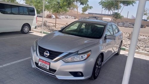 Nissan Altima For sale 2017 Nissan Altima SV, in silver colour, American edition, with 3 option standard.  The car
