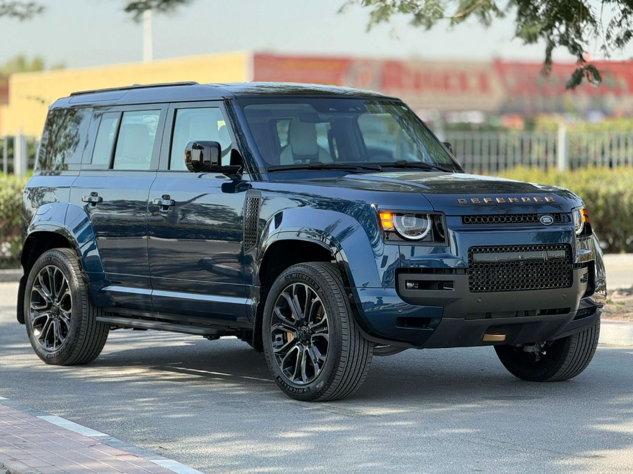 Land Rover Defender GCC SPEC BRAND NEW UNDER WARRANTY AND SERVICE