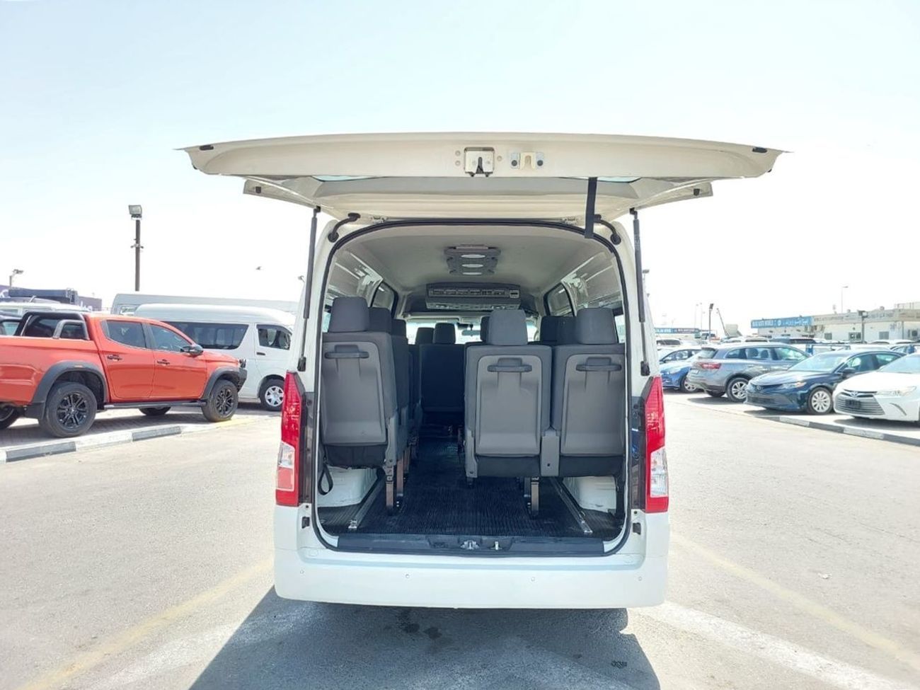 Toyota Hiace TOYOTA HIACE COMMUTER VAN RHD 2020 MODEL 2.8 L DIESEL AUTOMATIC(PM05350)