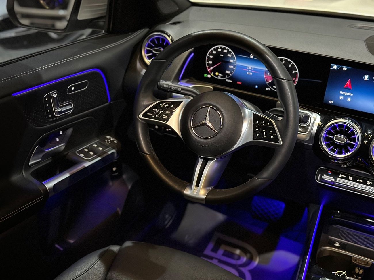 مرسيدس بنز GLB 250 4MATIC 2.0L (221 HP) MERCEDES-BENZ GLB250 4MATIC | 2024 | FULL OPTIONS | VERY GOOD CONDITIONS