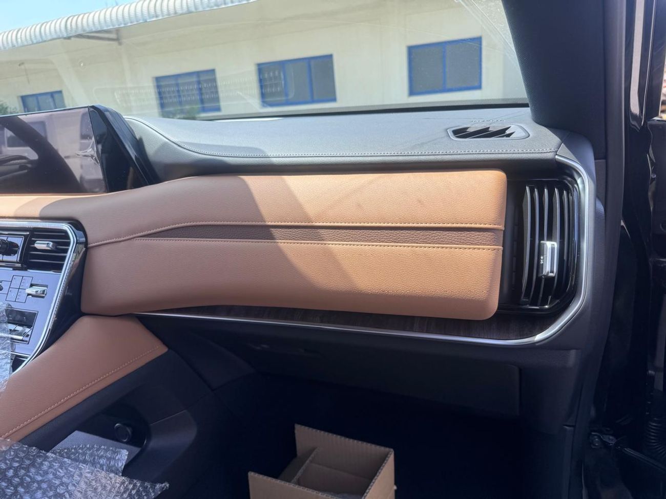 Nissan Patrol SE PLATINUM CITY 3.8L_2026_(BLACK/TAN)