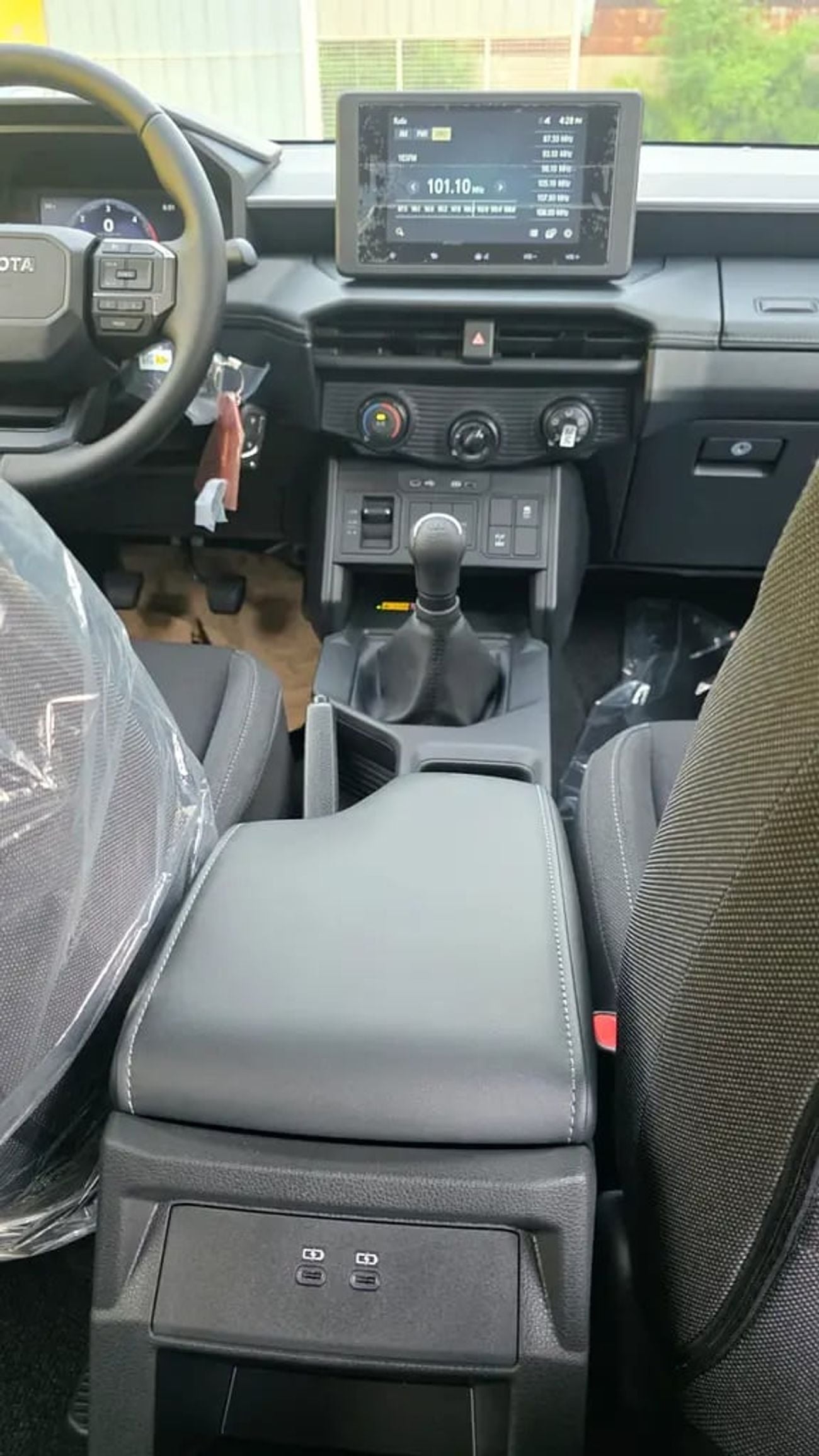 Toyota Hilux Hilux E 2.8L MT