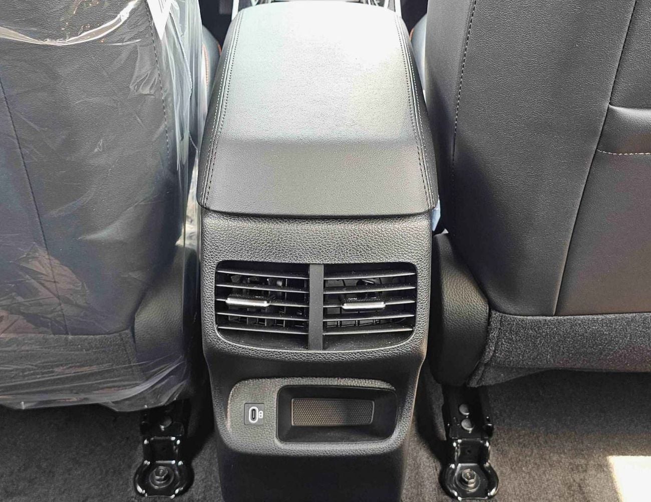 Kia Seltos CVT LUXURY/ DUAL TONE WITH BLACK ROOF / PANORAMIC ROOF/ 1.5L V4 PETROL CHINES SPECS (CODE#KSLL)