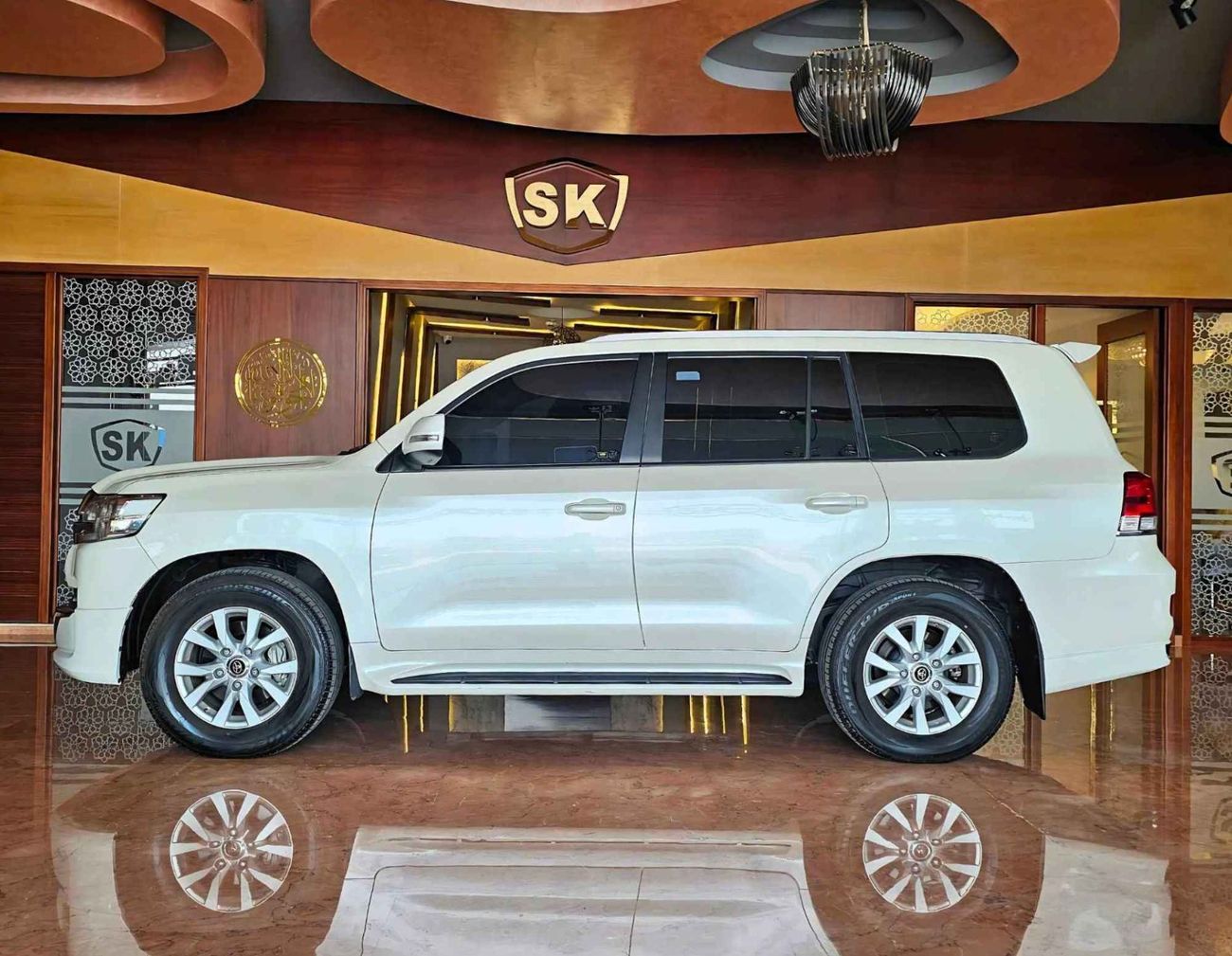 تويوتا لاند كروزر GXR V6/ SUNROOF/ WARANTY/ FSH/ SINGLE USER/ LEATHER/ FREE REGISTERATION/ 2266 MONTHLY /LOT#20936