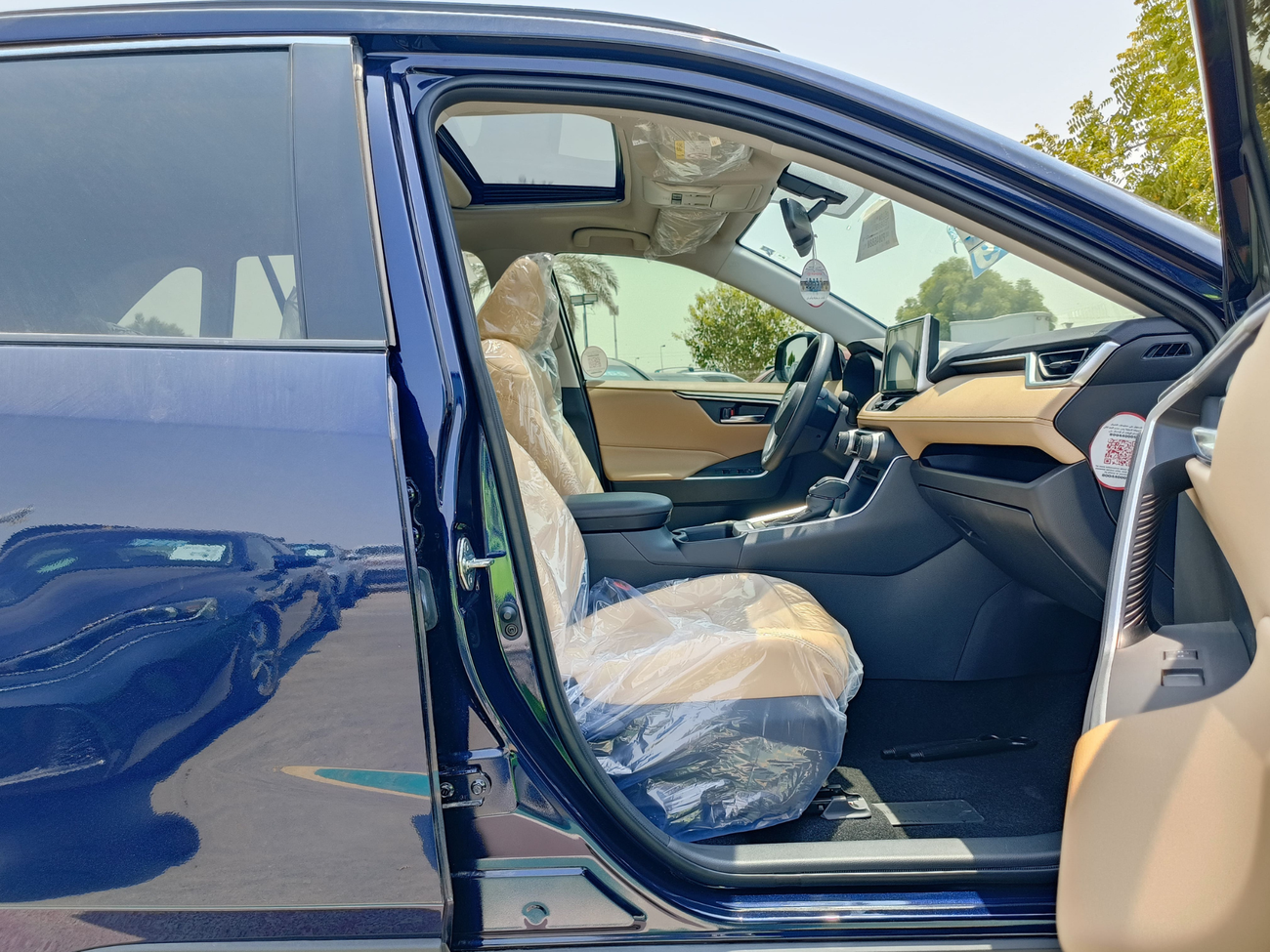 Toyota RAV4 Full Option 2.0L  - 4WD With Sunroof, Push Start & Leather Seats (CODE # XLE)