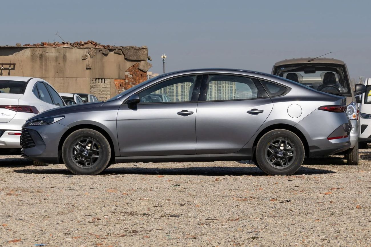 بي واي دي كين بلاس BYD Qin PLUS DM-i 55KM الطراز الرائد