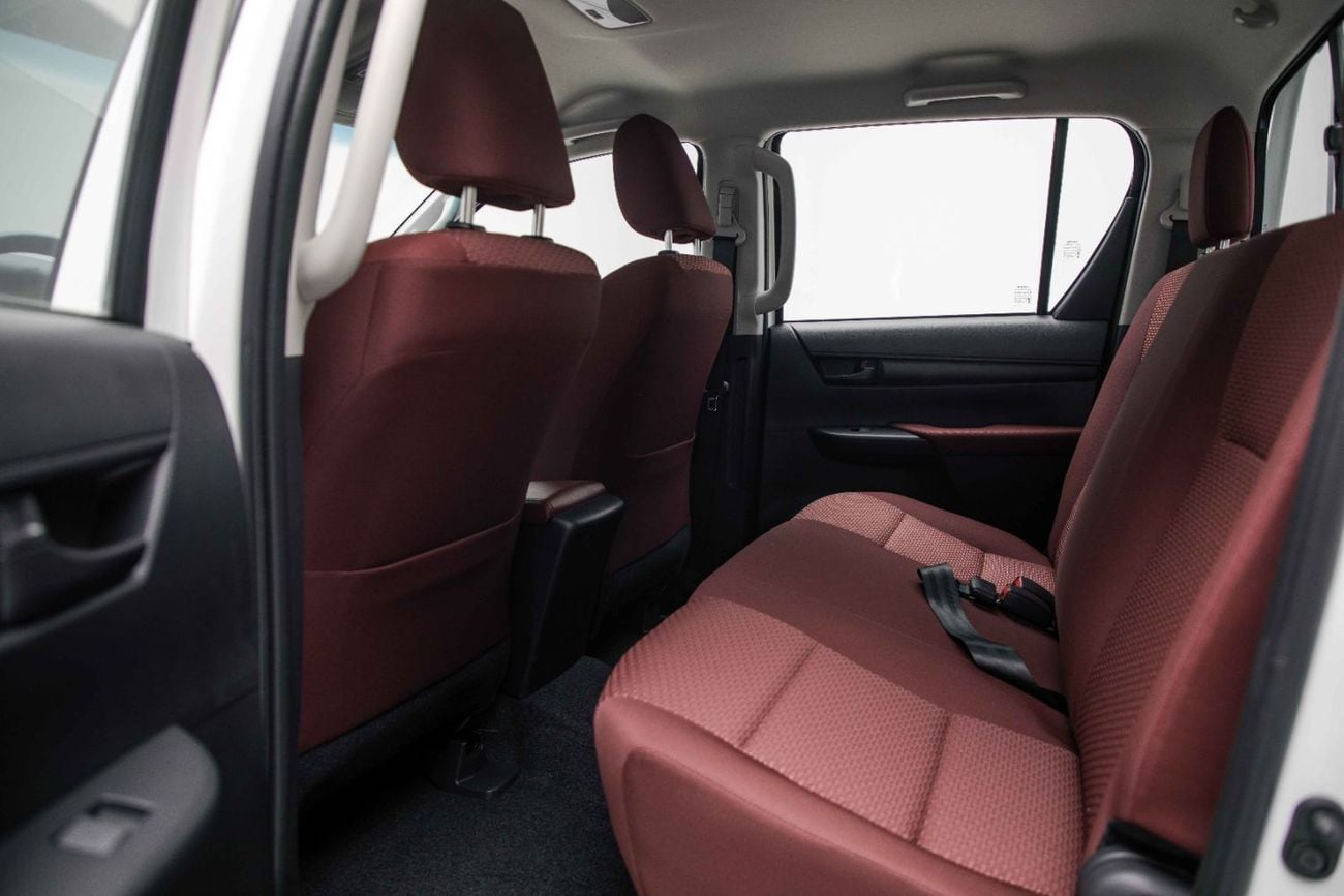 تويوتا هيلوكس 2.7L - Super White Inside Red | Export Only