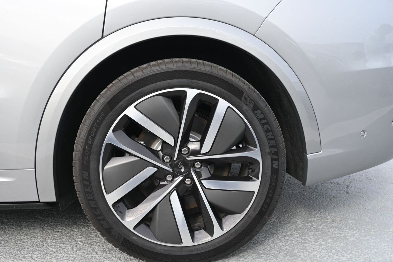 لي اوتو L9 Li L9 Ultra 1.5L Turbo Range Extended EV Model 2024 Color Silver