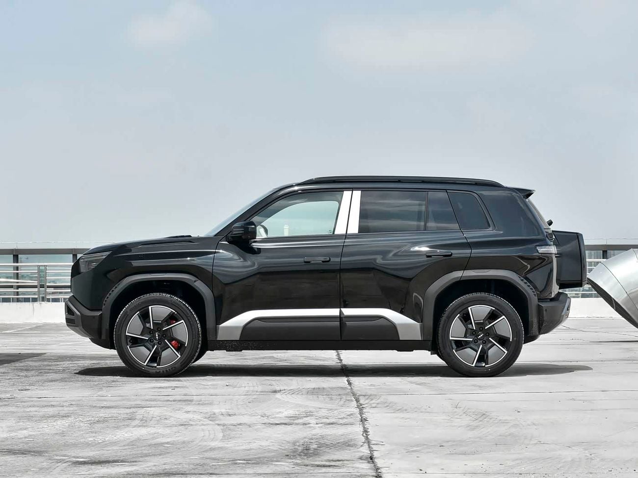 بي واي دي Leopard 3 TITANIUM Featuring the letter "T", a top speed of 501 km/h, and a four-wheel drive super-powerful ve