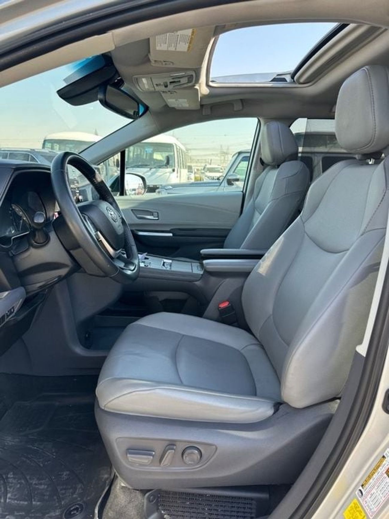 Toyota Sienna Hybrid XLE premium Full Option