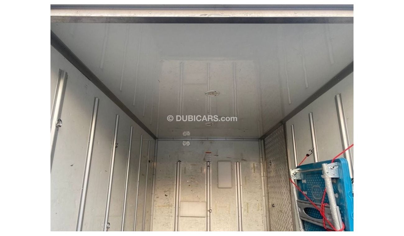 هيونداي بورتر 2 HYUNDAI PORTER PICK-UP WITH BOX 2014 GCC V4 ACCIDENT FREE - PERFECT CONDITION - ONLY 65000 KM