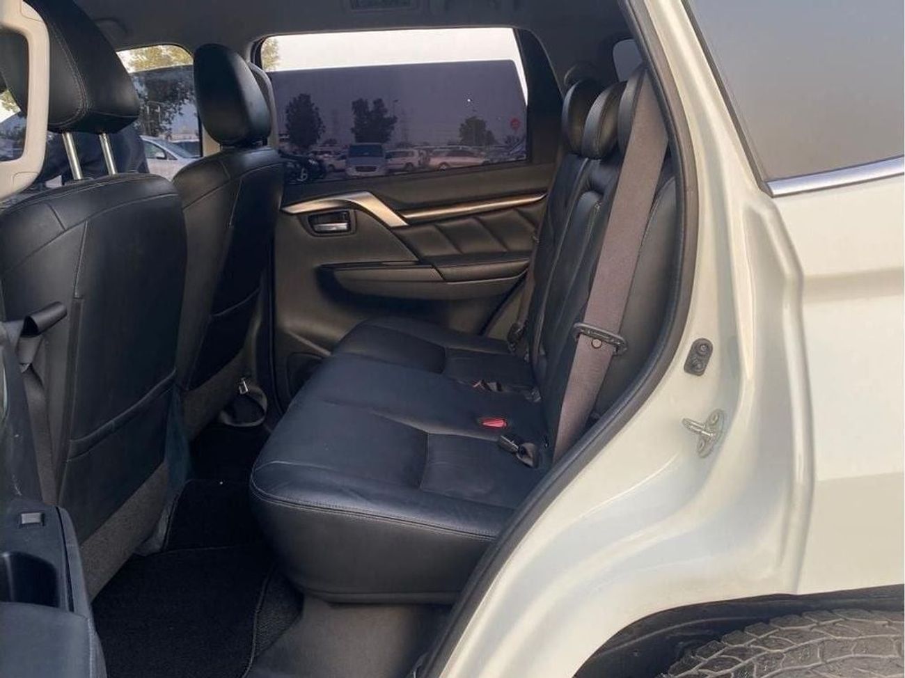 ميتسوبيشي باجيرو Diesel 2.4 Liter Right Hand Drive Automatic 7 Seater Leather seats 4WD