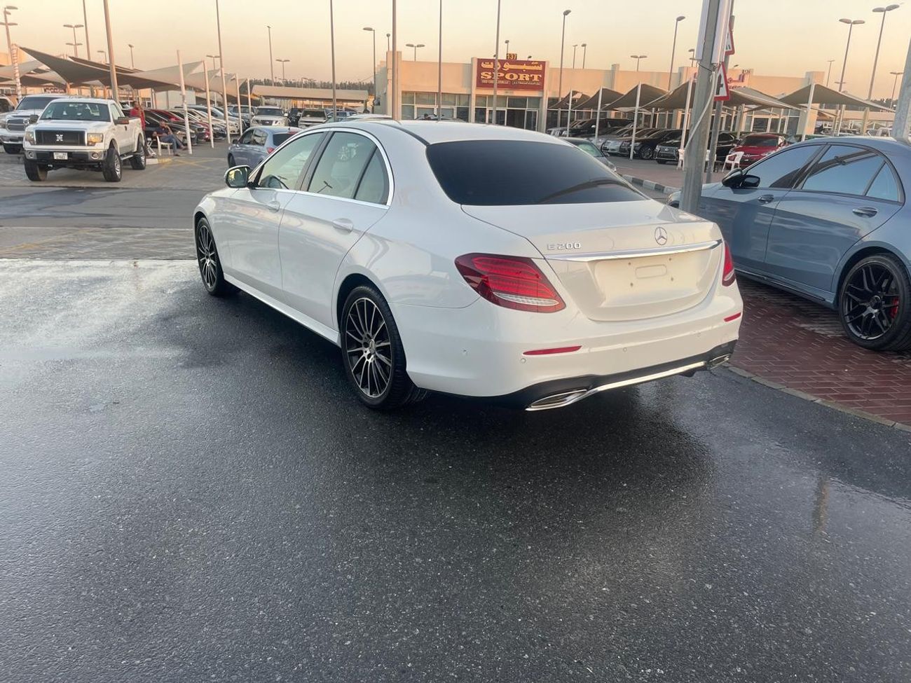 Mercedes-Benz E200 Mercedes E 200 Gulf 2017 in excellent condition, fully equipped