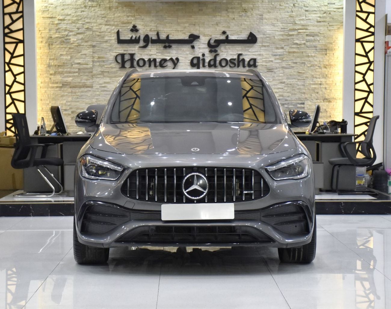 مرسيدس بنز GLA 35 AMG 4MATIC عرض ممتاز لسيارة مرسيدس بنز GLA35 AMG (موديل 2022) باللون الرمادي وبمواصفات أمريكية