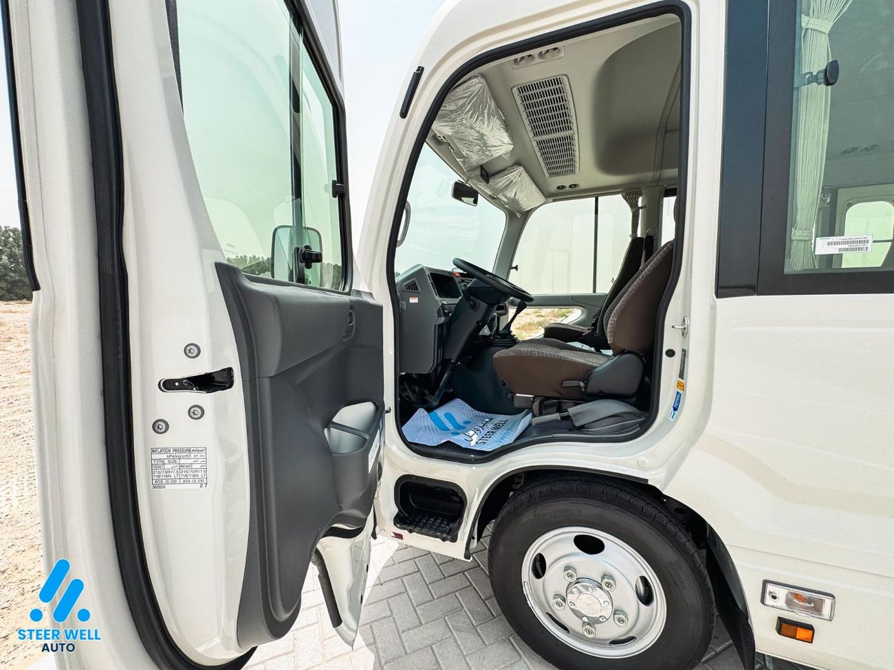 Toyota Coaster 23-Seater Bus 4.0L Diesel RWD GCC Specs Full Option White