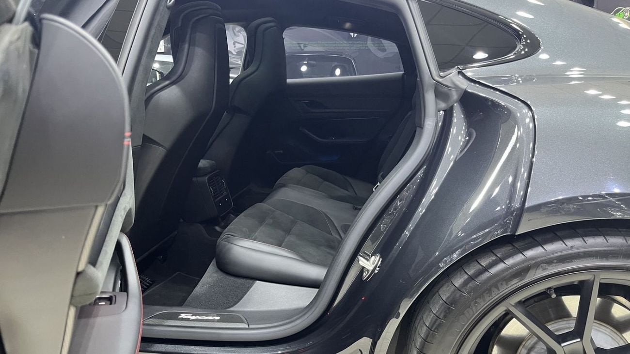 بورش تايكان Porsche Taycan GTS 2022