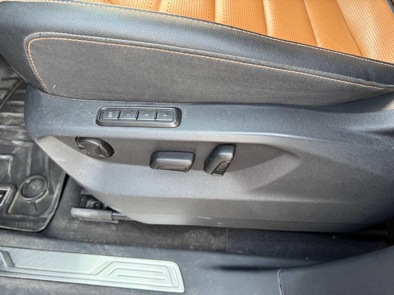 فولكس واجن اطلس R-LINE / 4MOTION / V6 3.6L / فتحة سقف بانورامية / بحالة ممتازة / رادار