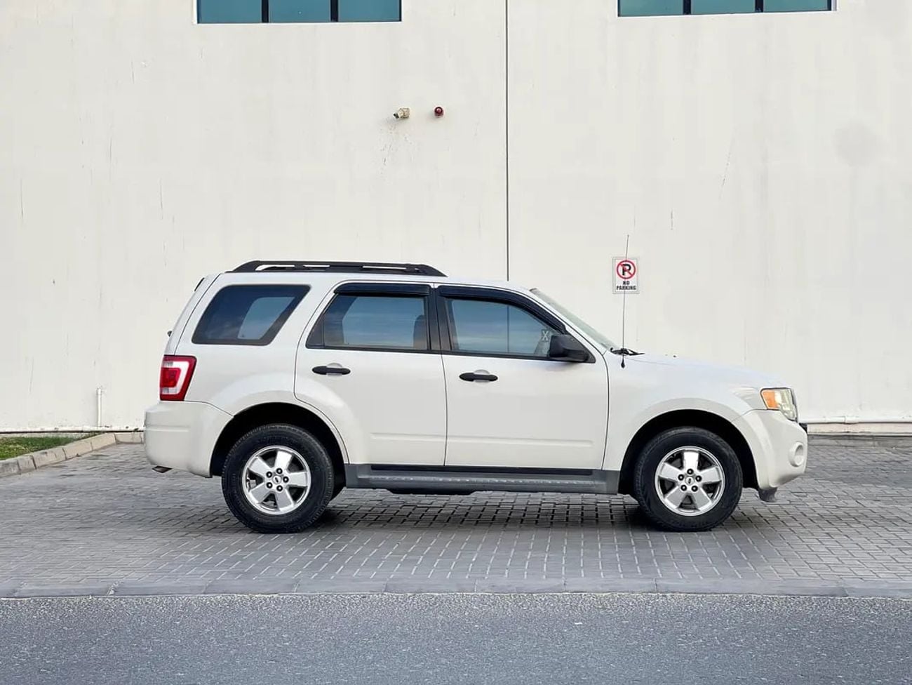 Ford Escape XLT | 2.5L 4-CYLINDERS | | GCC | LOW MILAGE | WELL MAINTAINED