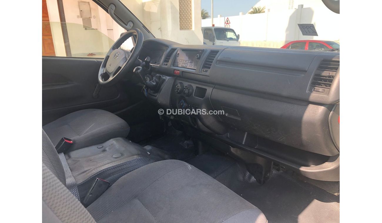 Toyota Hiace Toyota Hiace Bus 13 seater, model:2015. Free of accident