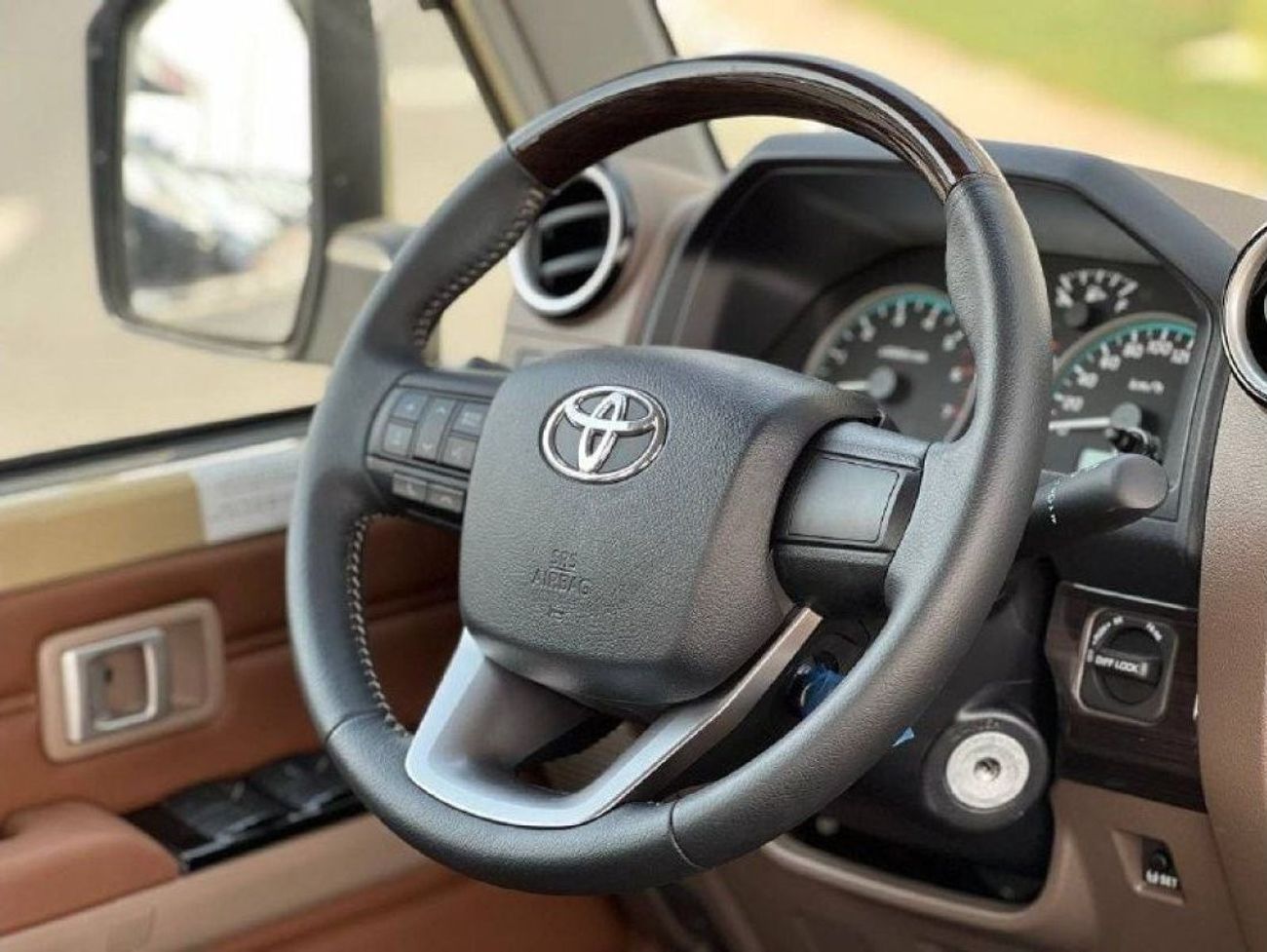 Toyota Land Cruiser Pick Up LC79 D/C 4.0L PTR A/T // 2024 // FULL OPTION WITH COOLBOX , LEATHER SEATS // SPECIAL OFFER // BY FOR