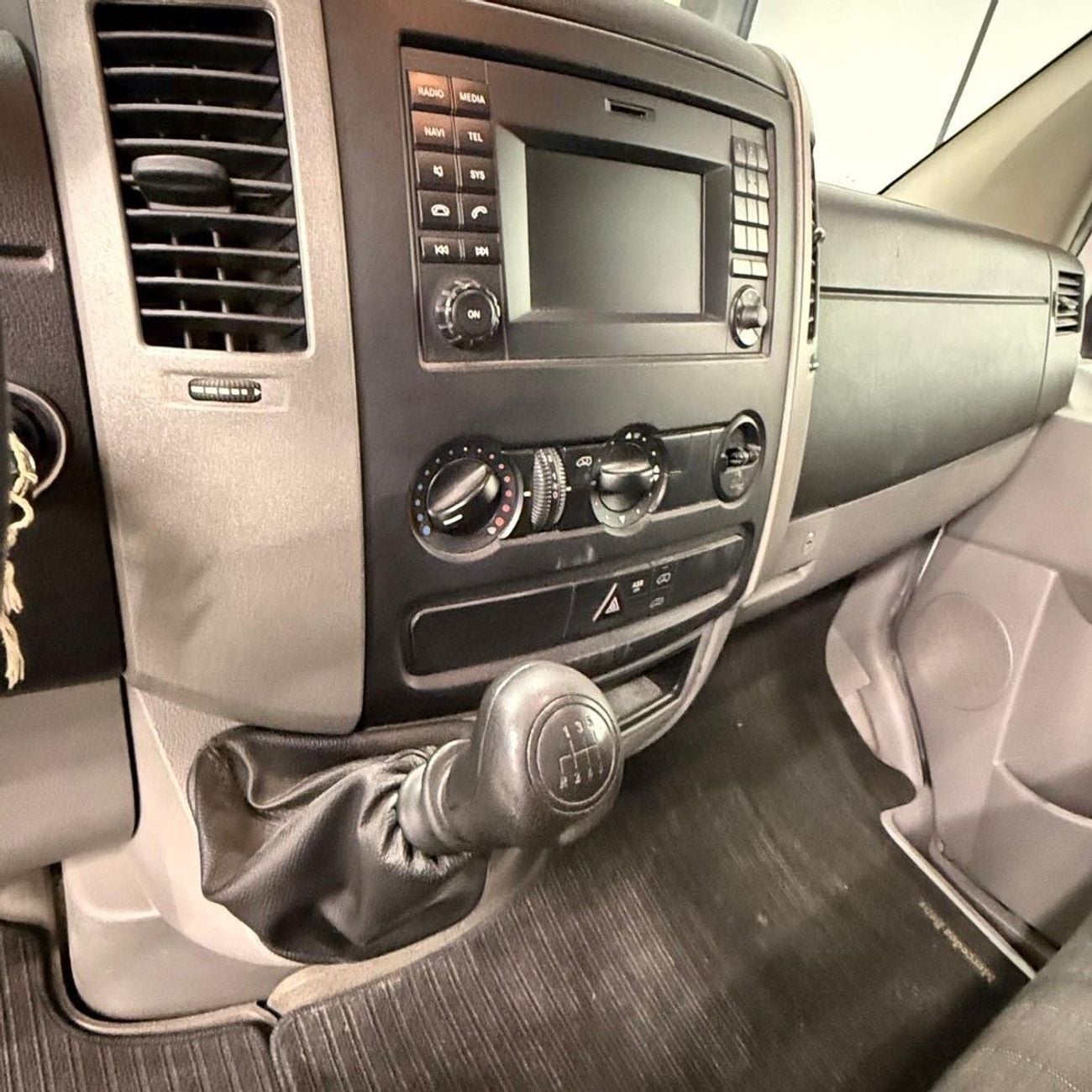 مرسيدس بنز سبرينتر manual Mercedes-Benz V-Class 220 2018 مواصفات خليجية