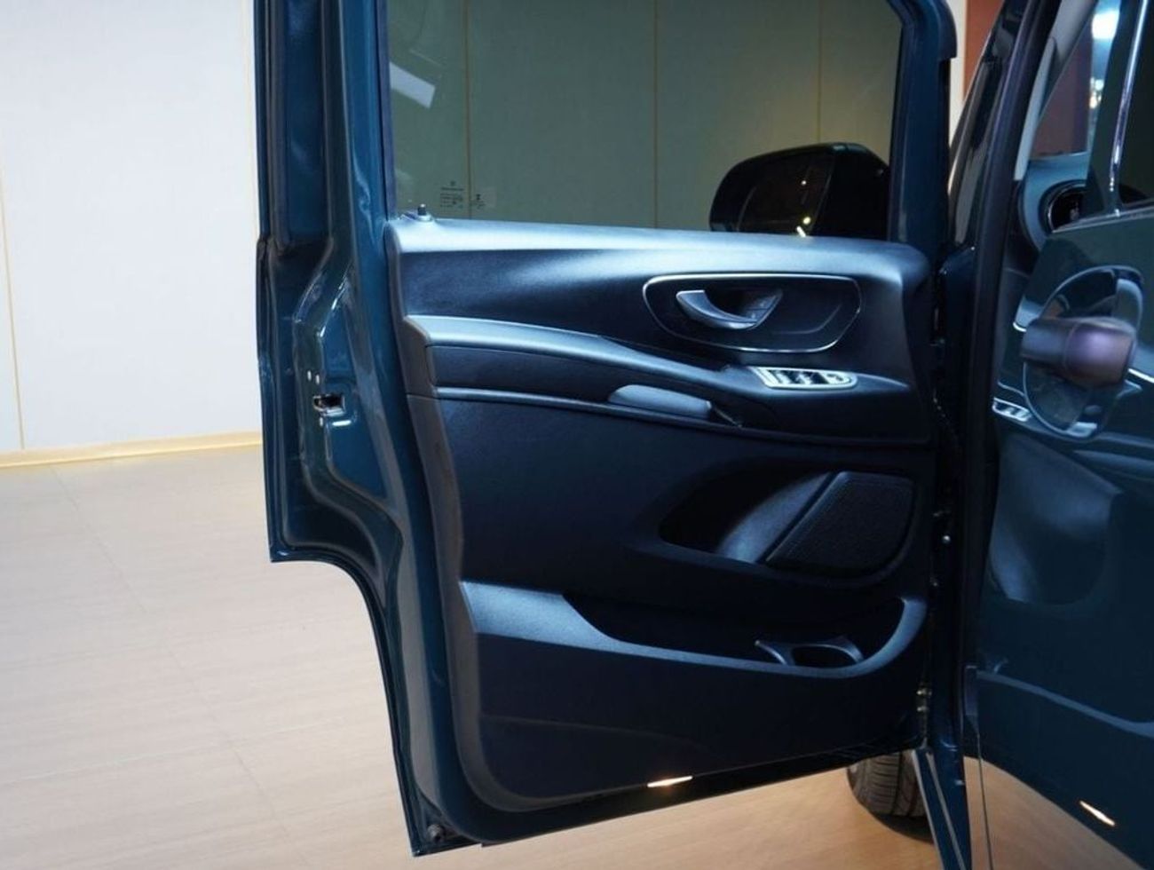 مرسيدس بنز V 250 3.336 PM I Low Mileage I 1 Year Warranty and Service I Good Condition