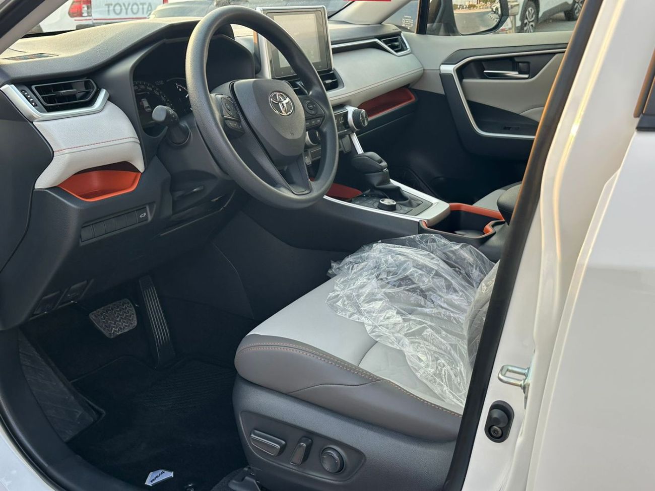 تويوتا راف ٤ 2.5L Adventure, Leather Seat, Panoramic Roof, wireless Charger, Electric Back Door, Model 2025