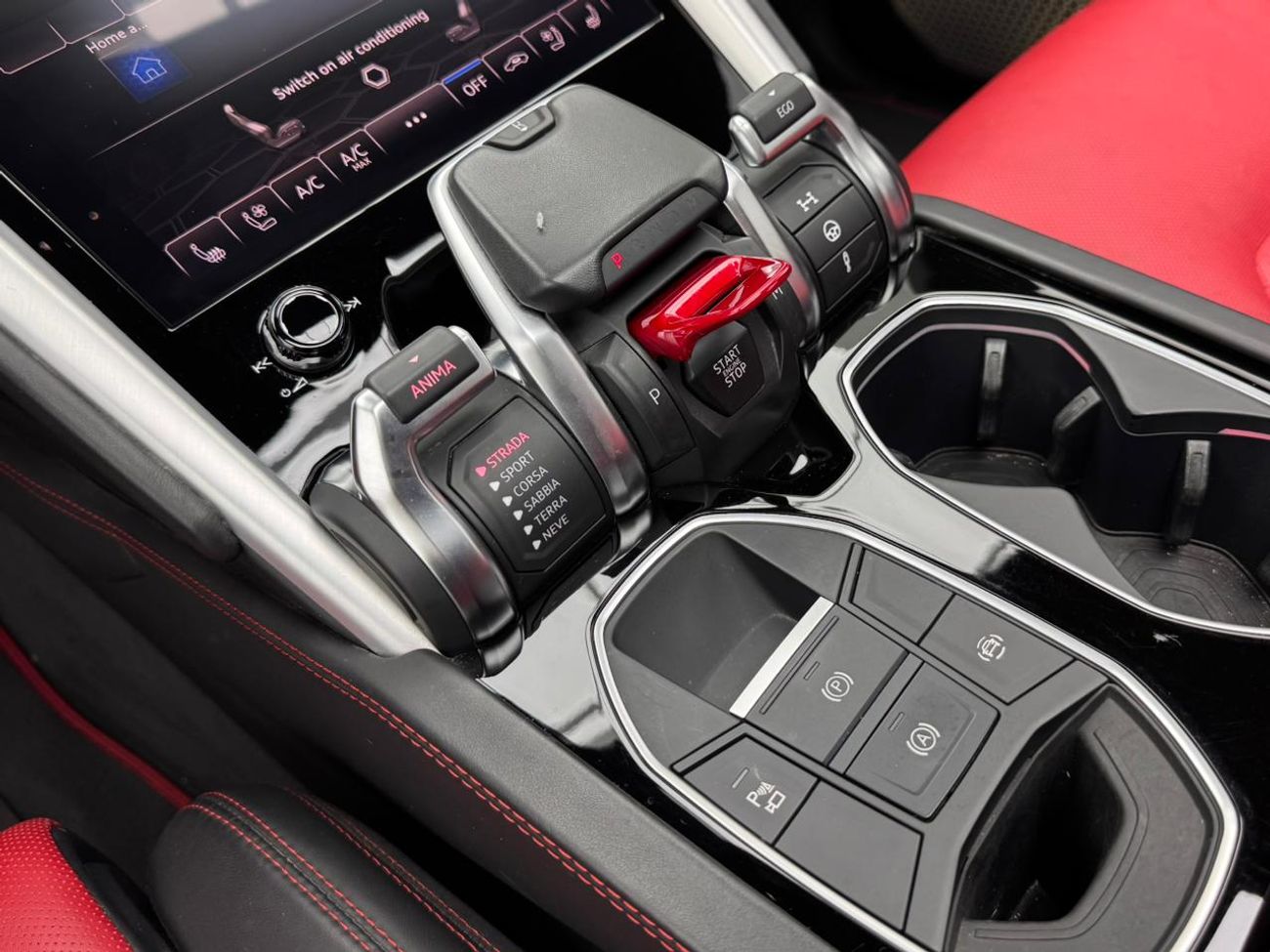 Lamborghini Urus STD 4.0T V8 2019 Lamborghini Urus, Lamborghini Service History, 1 Year Warranty, GCC