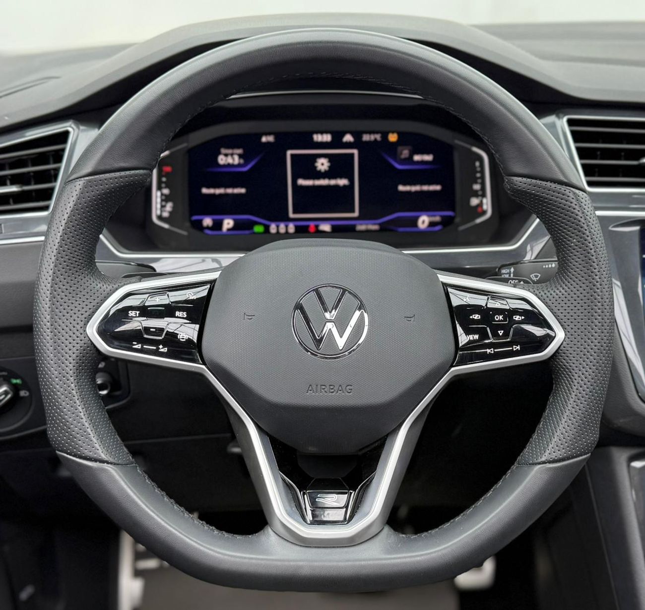 فولكس واجن تيجوان 2024 Volkswagen Tiguan R-Line, 2026 Volkswagen Warranty + Service Pack, Very Low Km, GCC