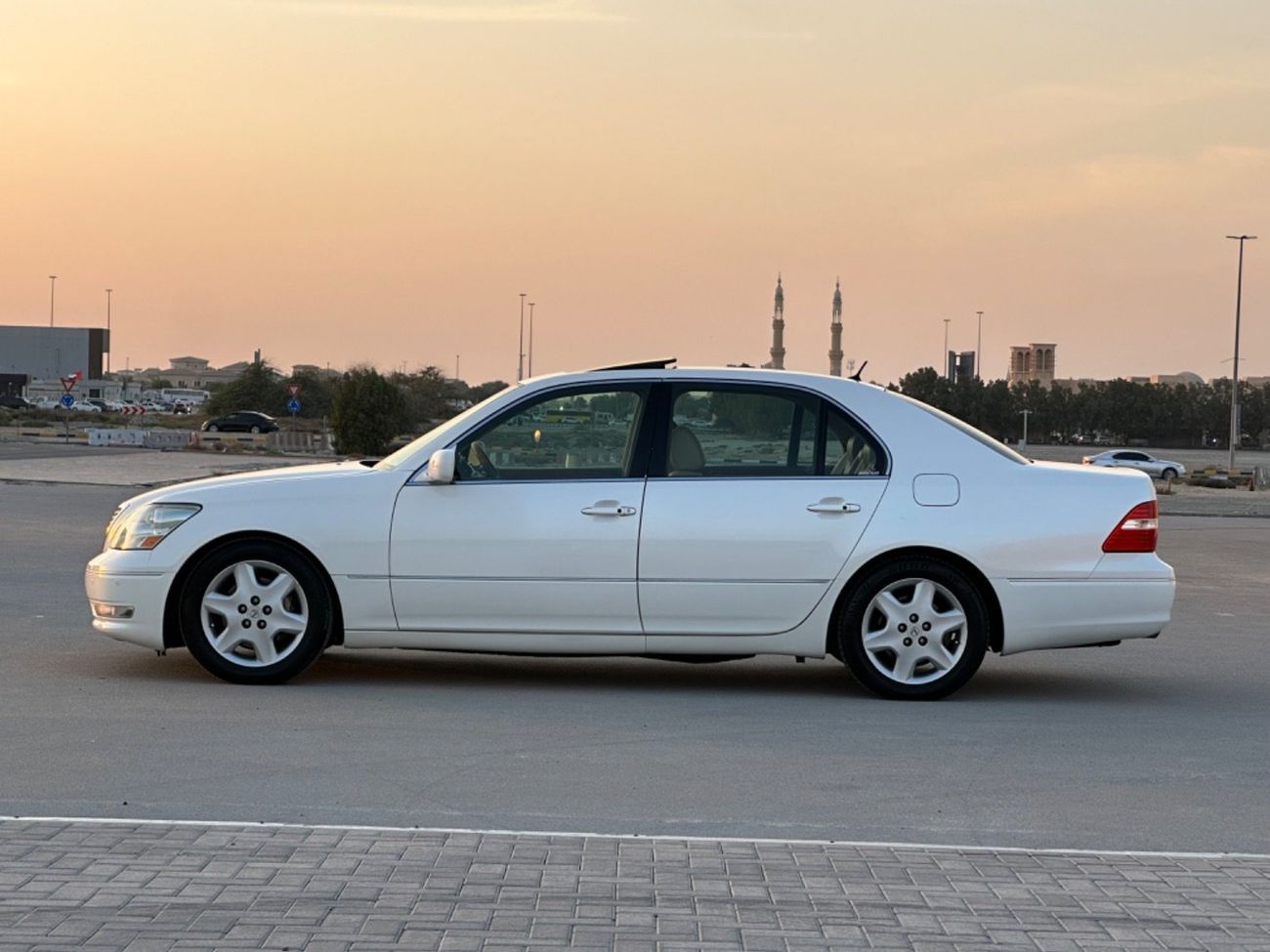 لكزس LS 430 موديل 2004 حاله ممتازه من الداخل والخارج فتحه وجلد ومثبت سرعه وتحكم كهربي كانل ونظام صوت ممتاز وكامي