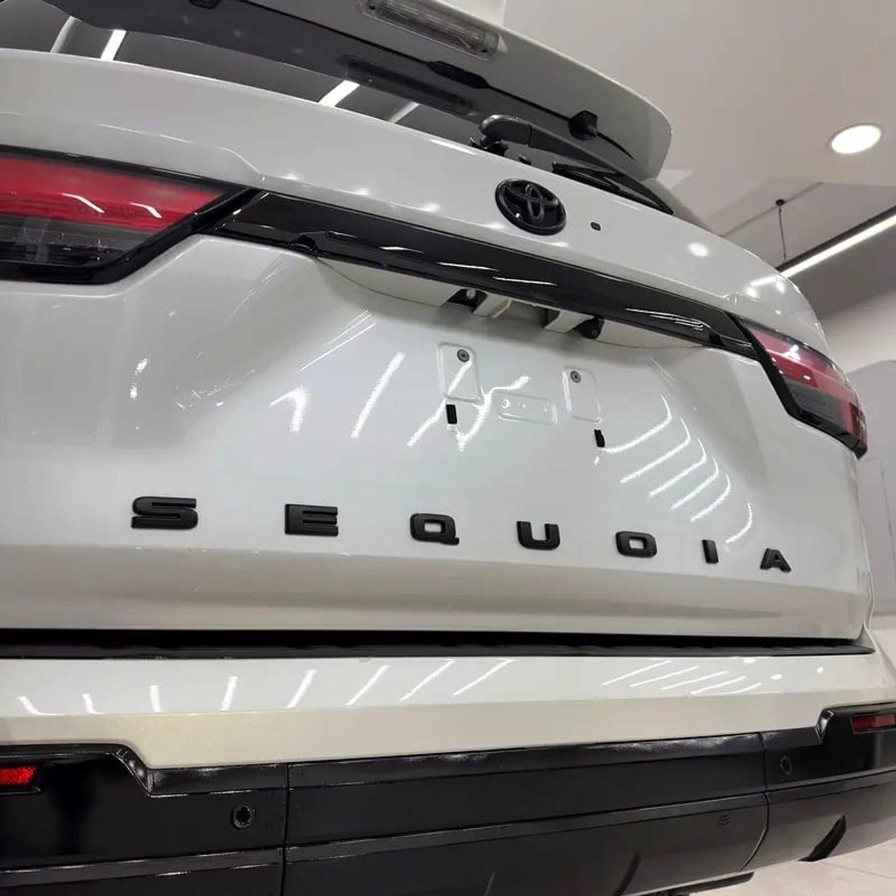 تويوتا سيكويا Limited 5.7L Limited hybrid