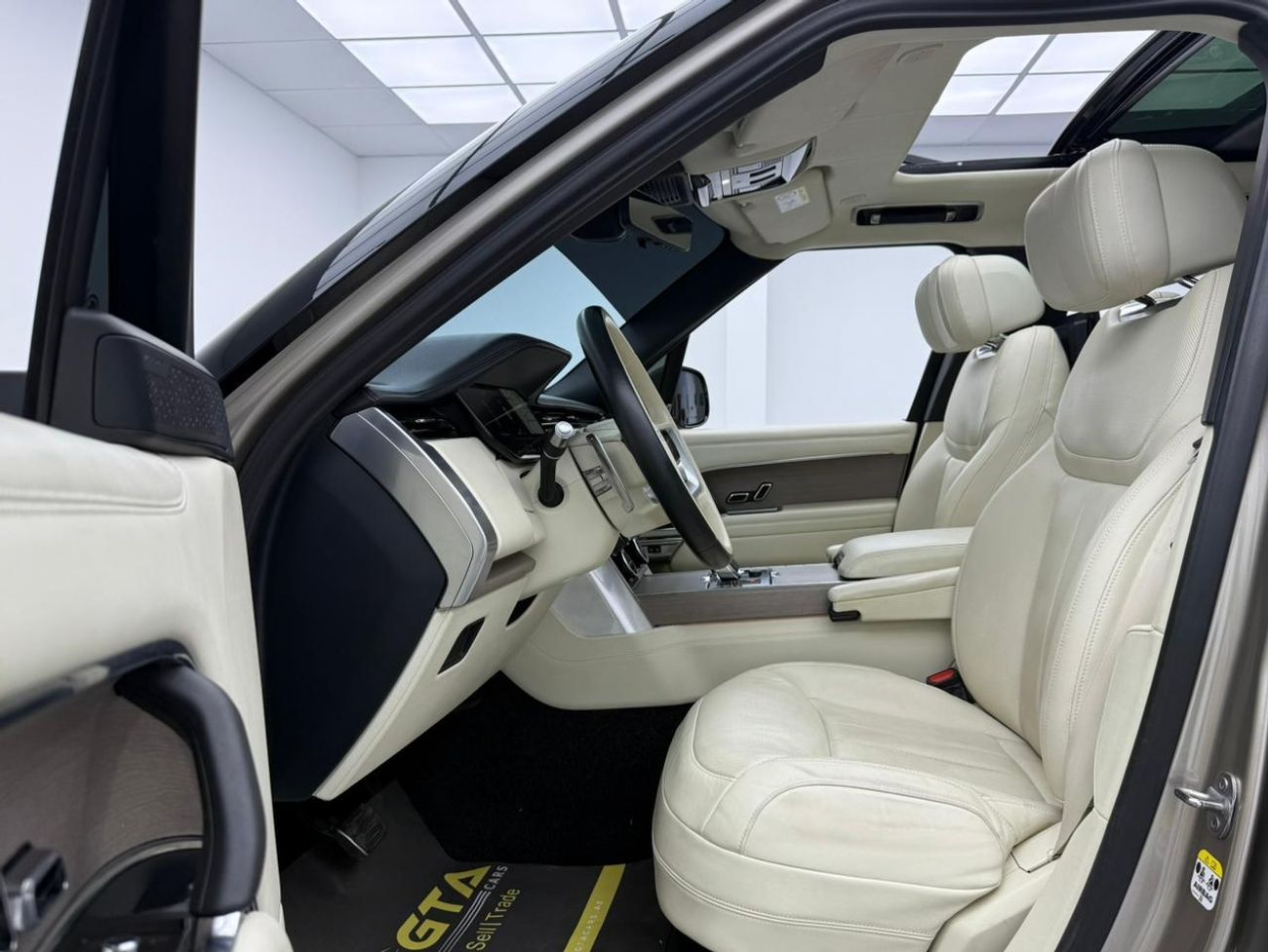 لاند روفر رينج روفر 2022 Range Rover Vogue P530 First Edition, June/2027 Range Rover Warranty, Range Rover Full Service