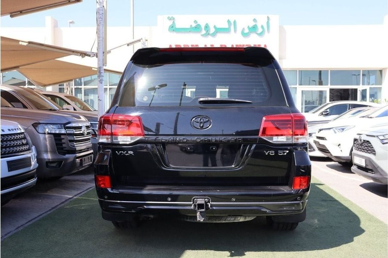 تويوتا لاند كروزر VXR 5.7L 4WD Toyota Land Cruiser VX.R 5.7L / 2018 / GCC / Original Paint