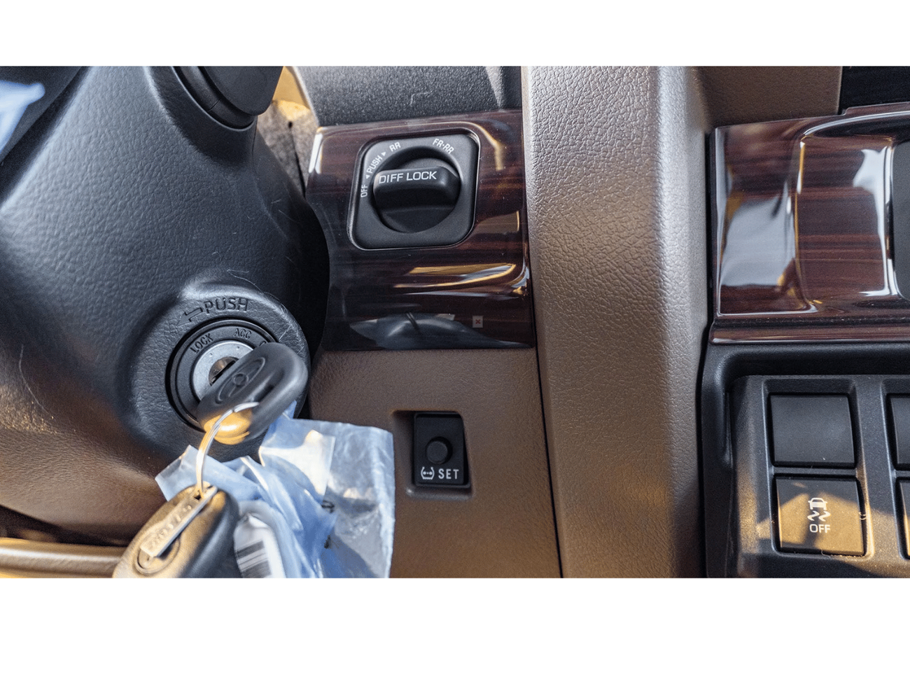 تويوتا لاند كروزر 70 ECTKSA003 - 2025 Toyota LC 76 5 Doors Hardtop - 2.8L Diesel Auto - Full Options – White with Tan Int