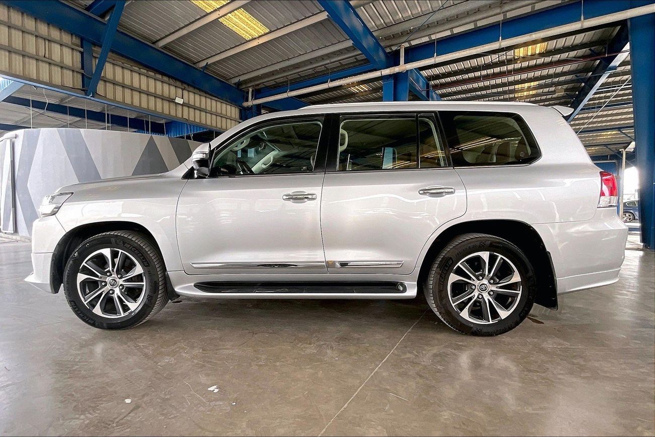 تويوتا لاند كروزر VXR | National Day Celebration | شامل الضمان | 0 ﺪﻔﻋﺓ ﺃﻮﻟﻯ